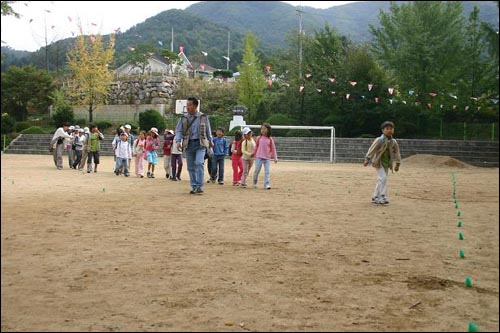 정배 학교 어린이들의 하루와 일상을 카메라에 담았습니다. 시골 학교 어린이의 '자유로움'을 느껴보시기 바랍니다. 얼마 전 가을 소풍길에 나선 정배학교 아이들과 선생님. 